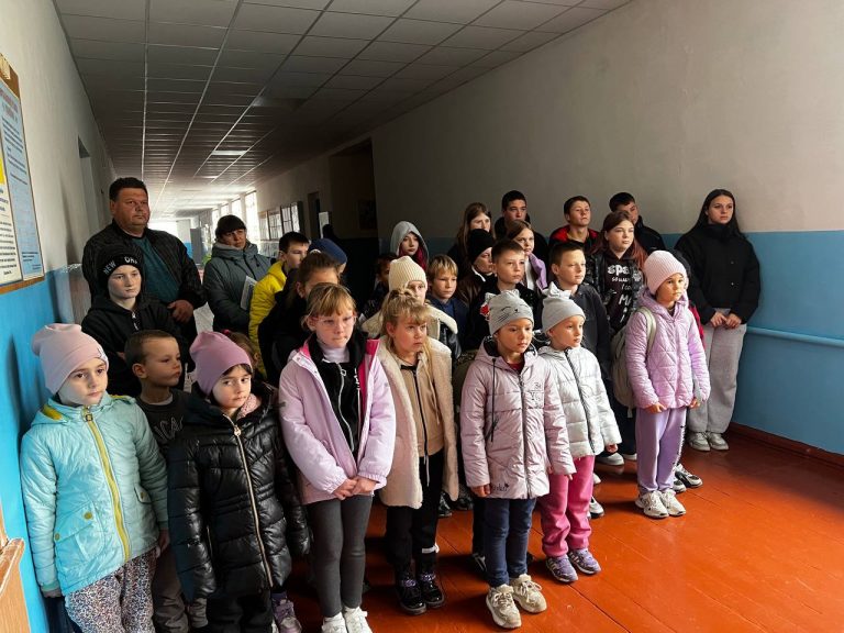 Учні гімназії в коридорі під час зустрічі