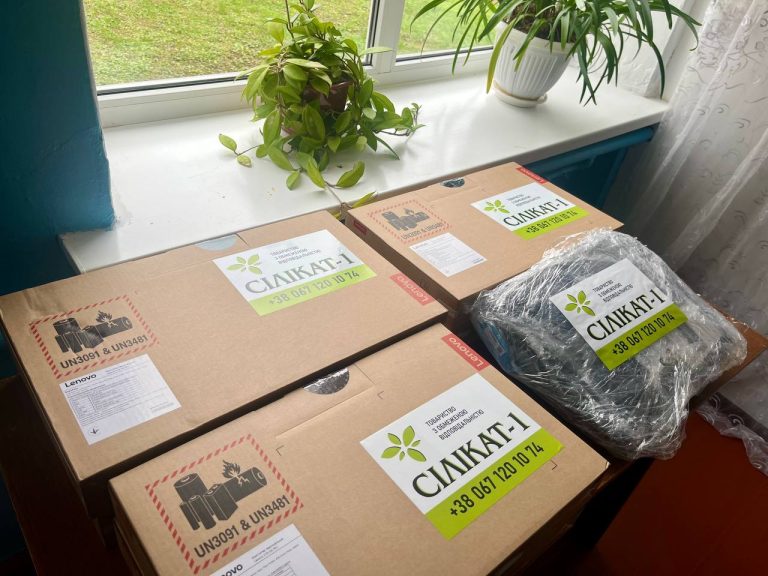 Шість коробок із ноутбуками з наліпками «Сілікат-1» на шкільному столі
